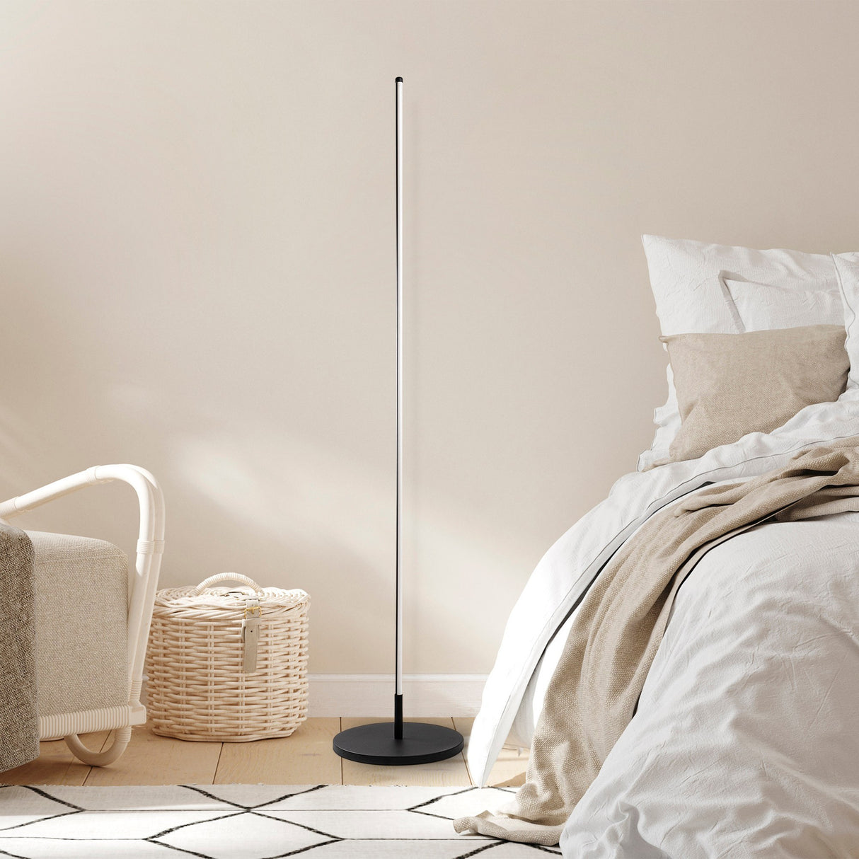 Lampe sur pied noire en métal Sylvan