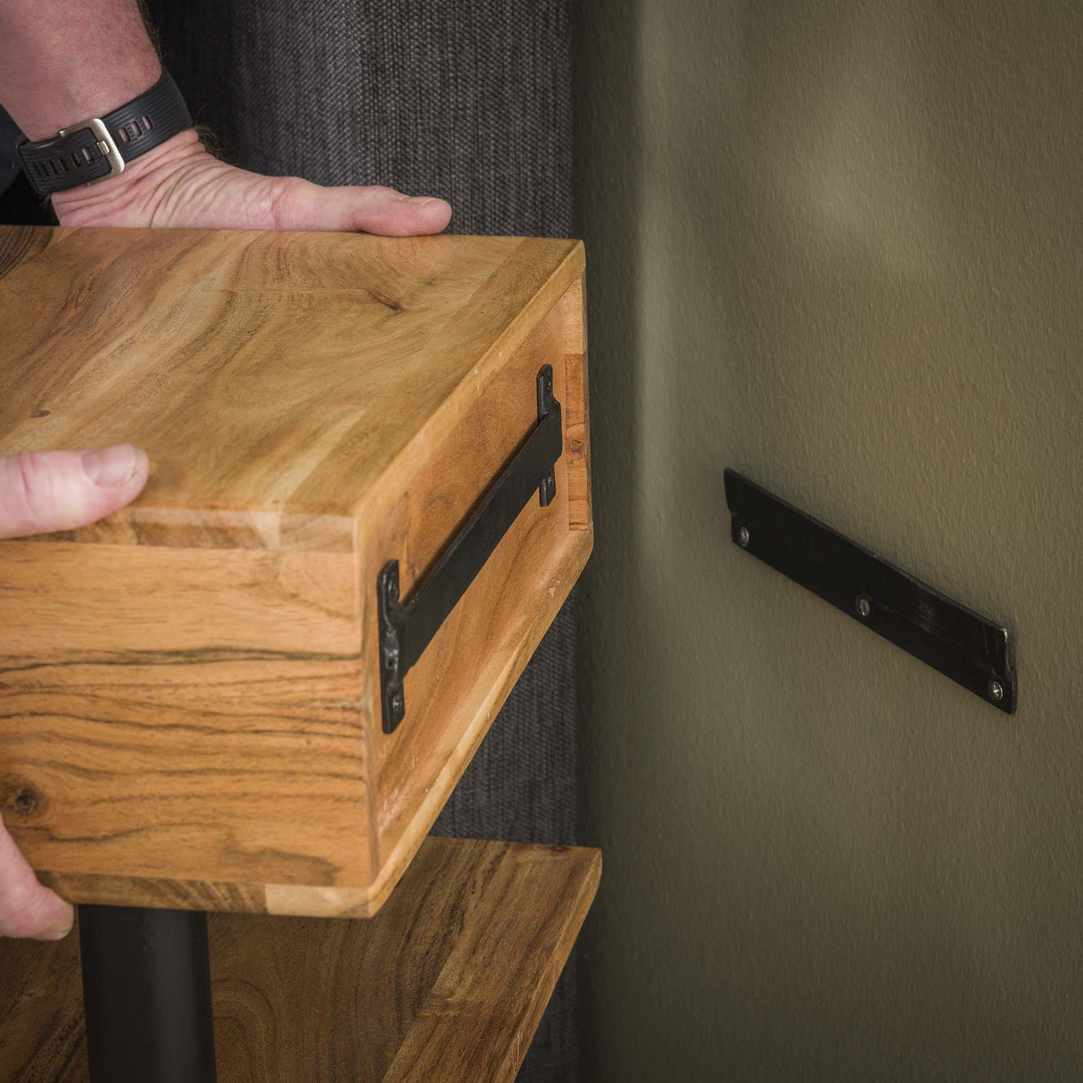 Table de nuit flottante Ian en bois d'acacia avec tiroir et étagère