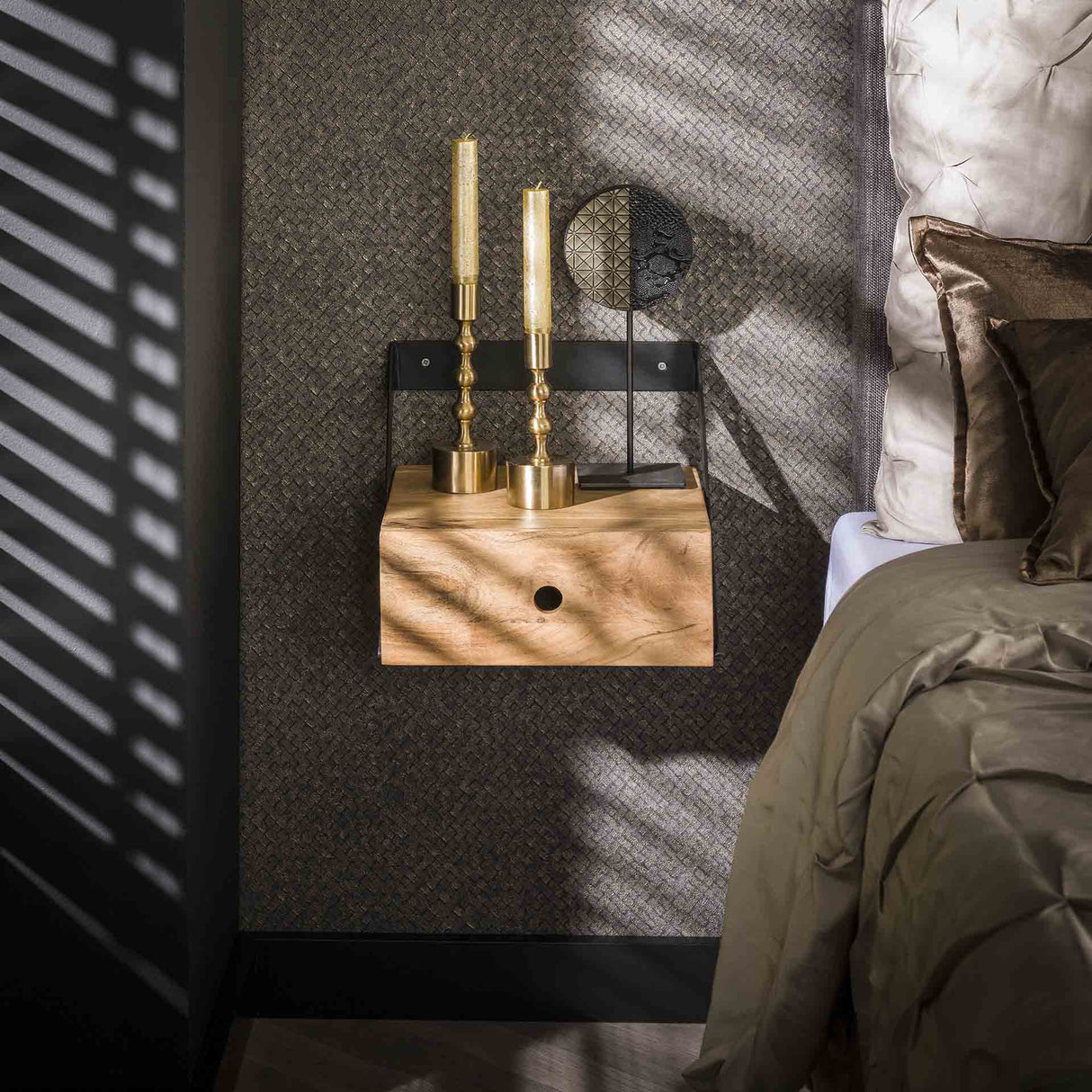 Ensemble de 2 tables de nuit Ceriel en bois d'acacia naturel avec tiroir