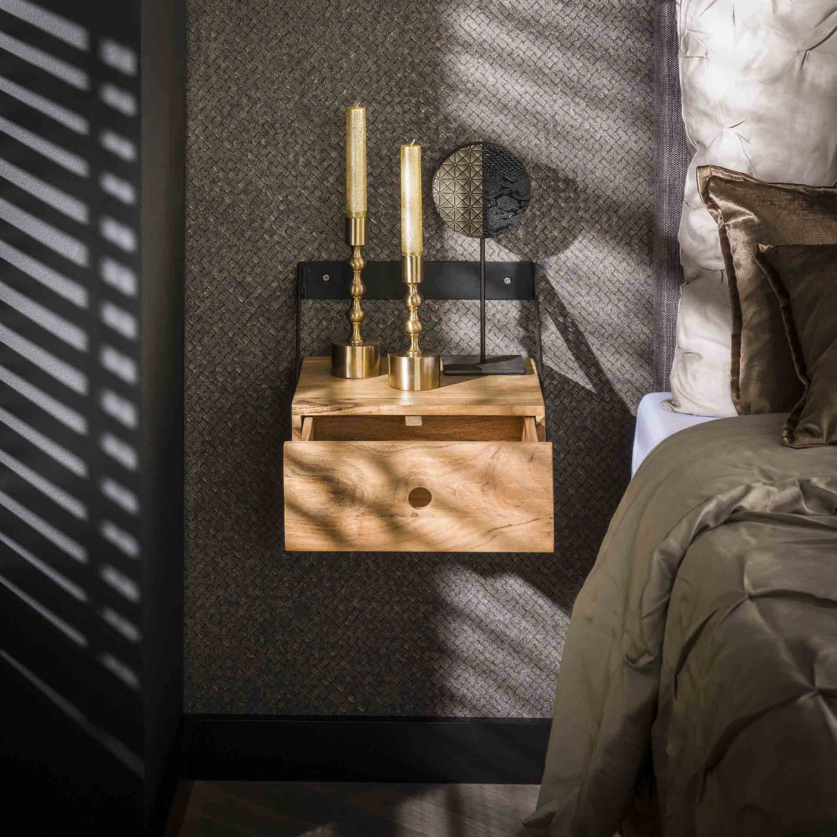 Ensemble de 2 tables de nuit Ceriel en bois d'acacia naturel avec tiroir