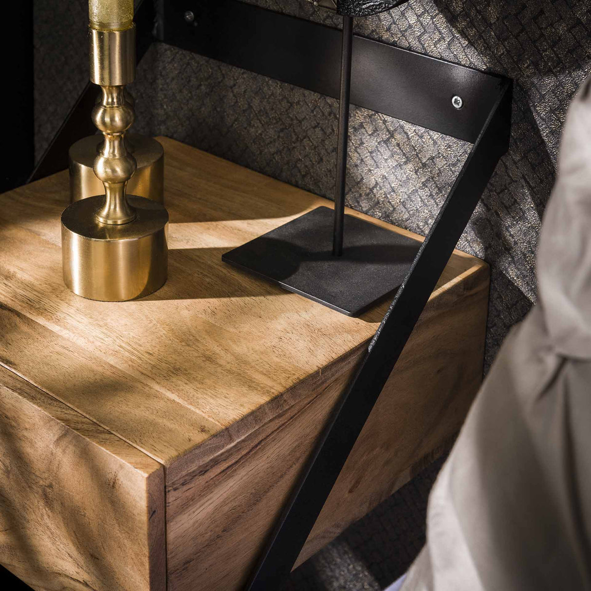 Ensemble de 2 tables de nuit Ceriel en bois d'acacia naturel avec tiroir