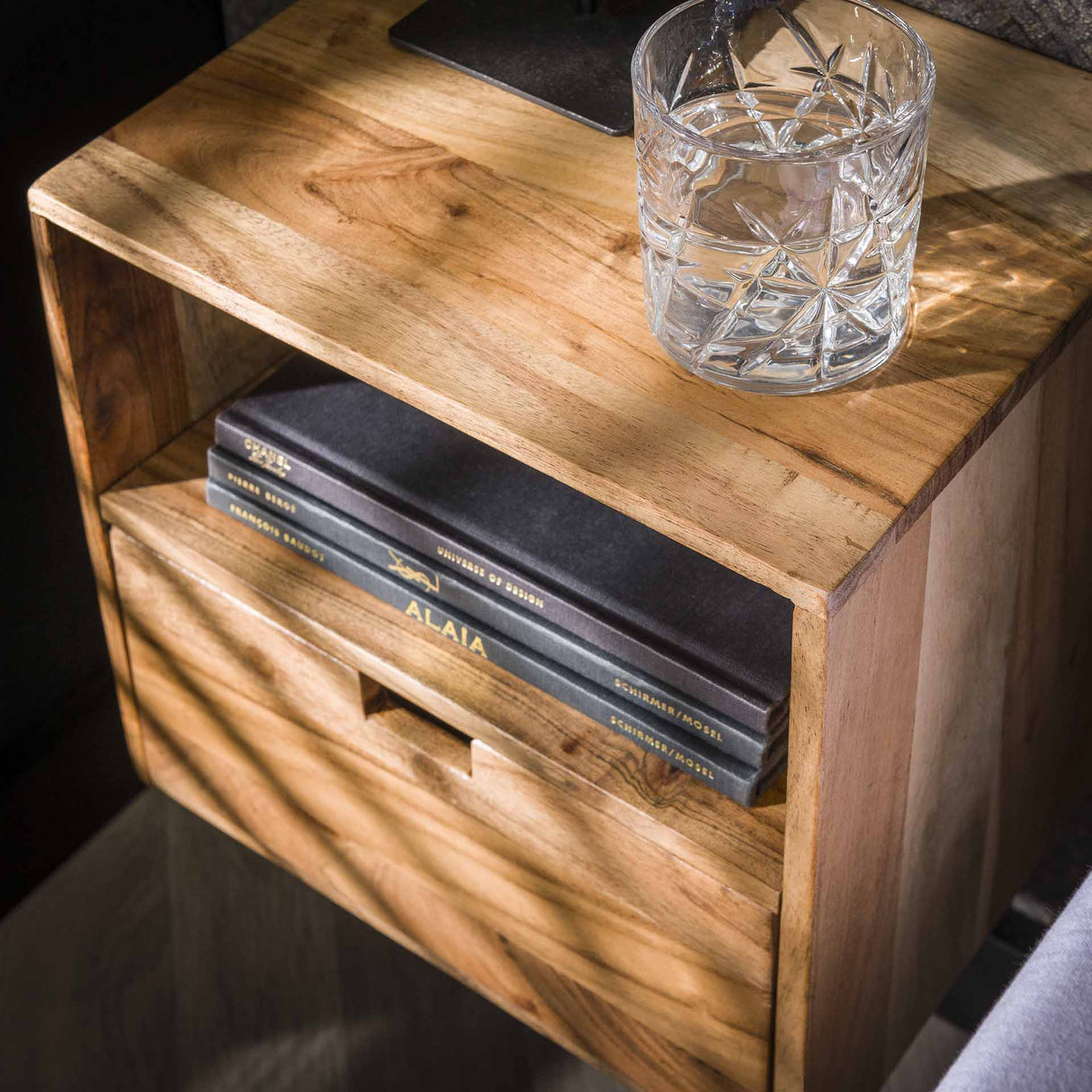 Ensemble de 2 tables de nuit flottantes Ceriel en bois d'acacia avec 1 tiroir et un compartiment ouvert