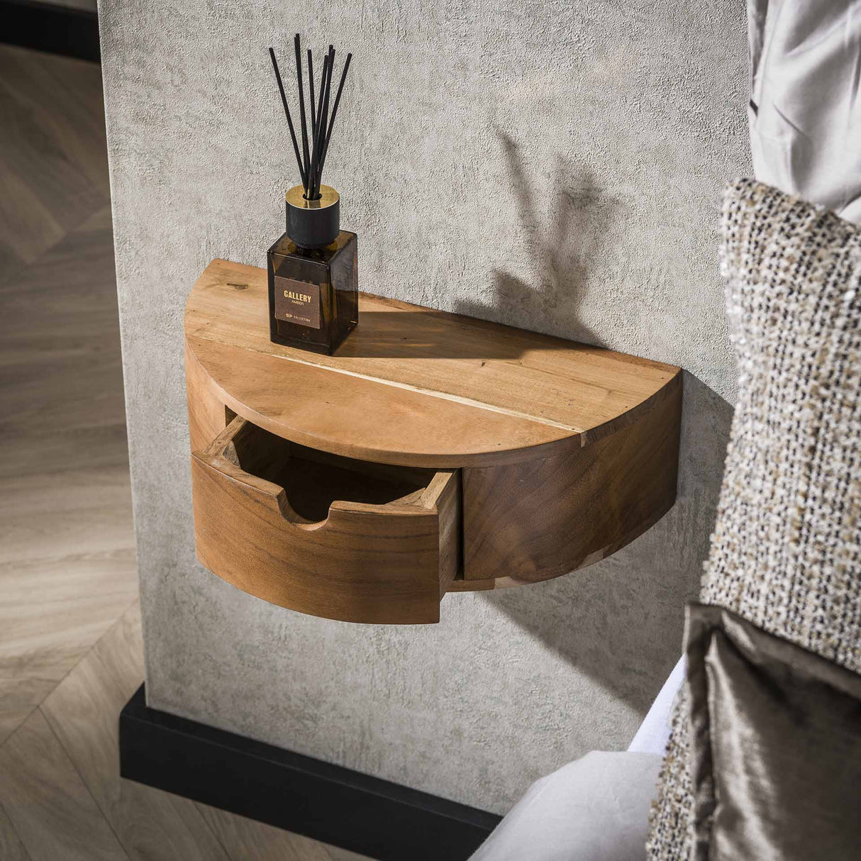 Table de nuit flottante Noa en bois d'acacia demi-rond