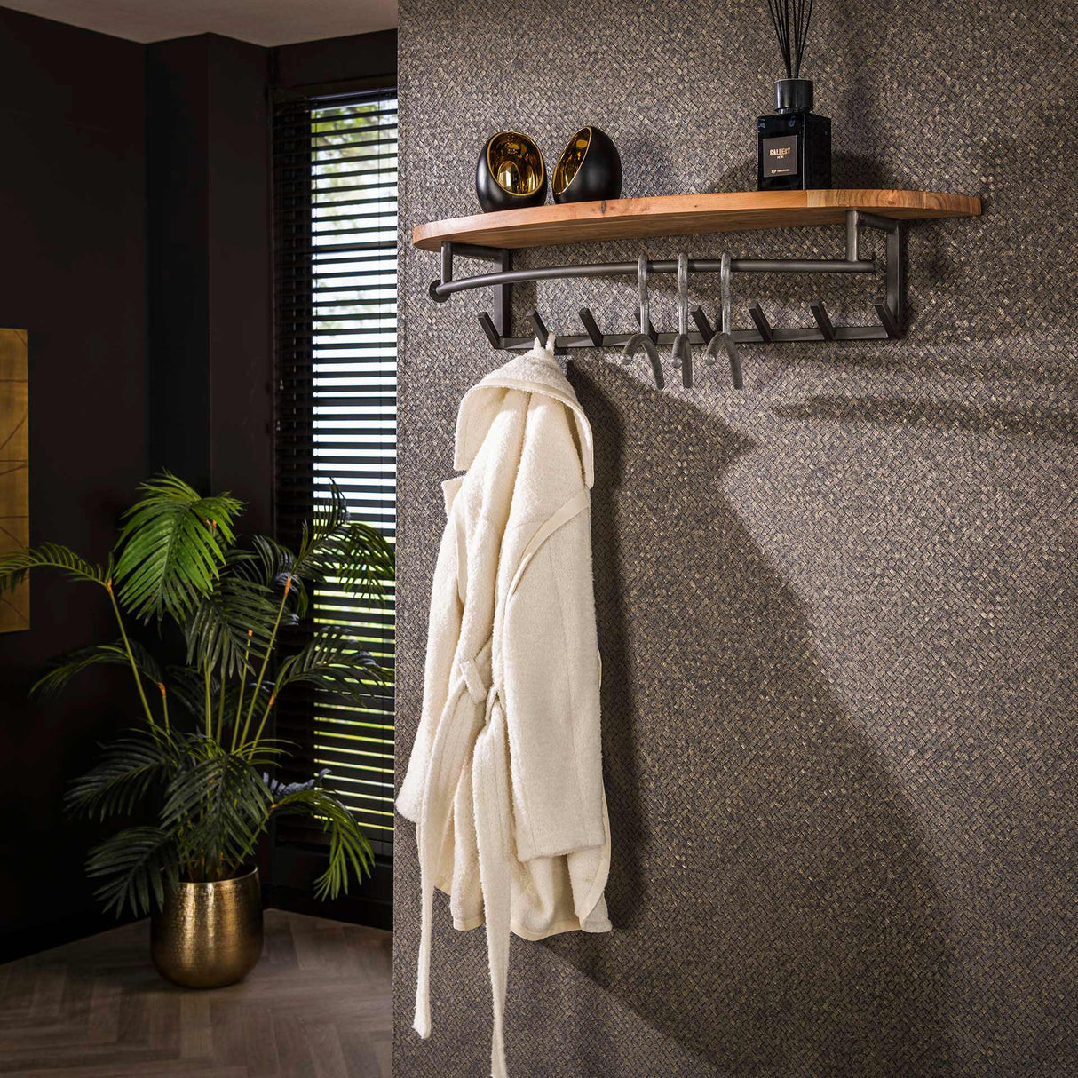 Portemanteau 8 crochets River en bois d'acacia - Avec étagère à chapeaux