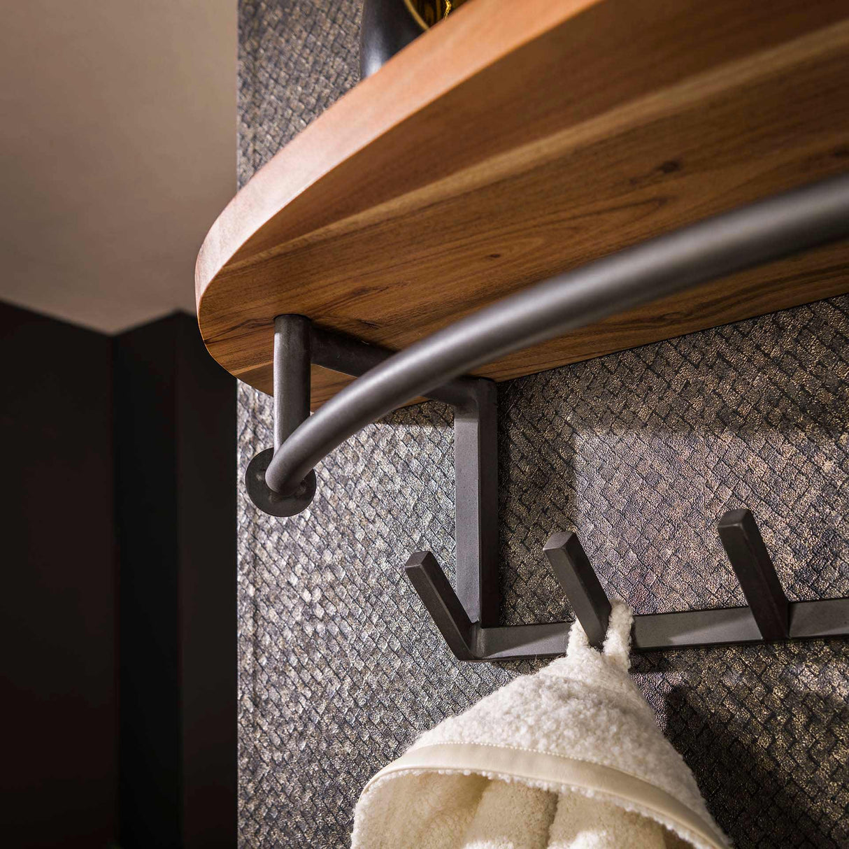 Portemanteau 8 crochets River en bois d'acacia - Avec étagère à chapeaux