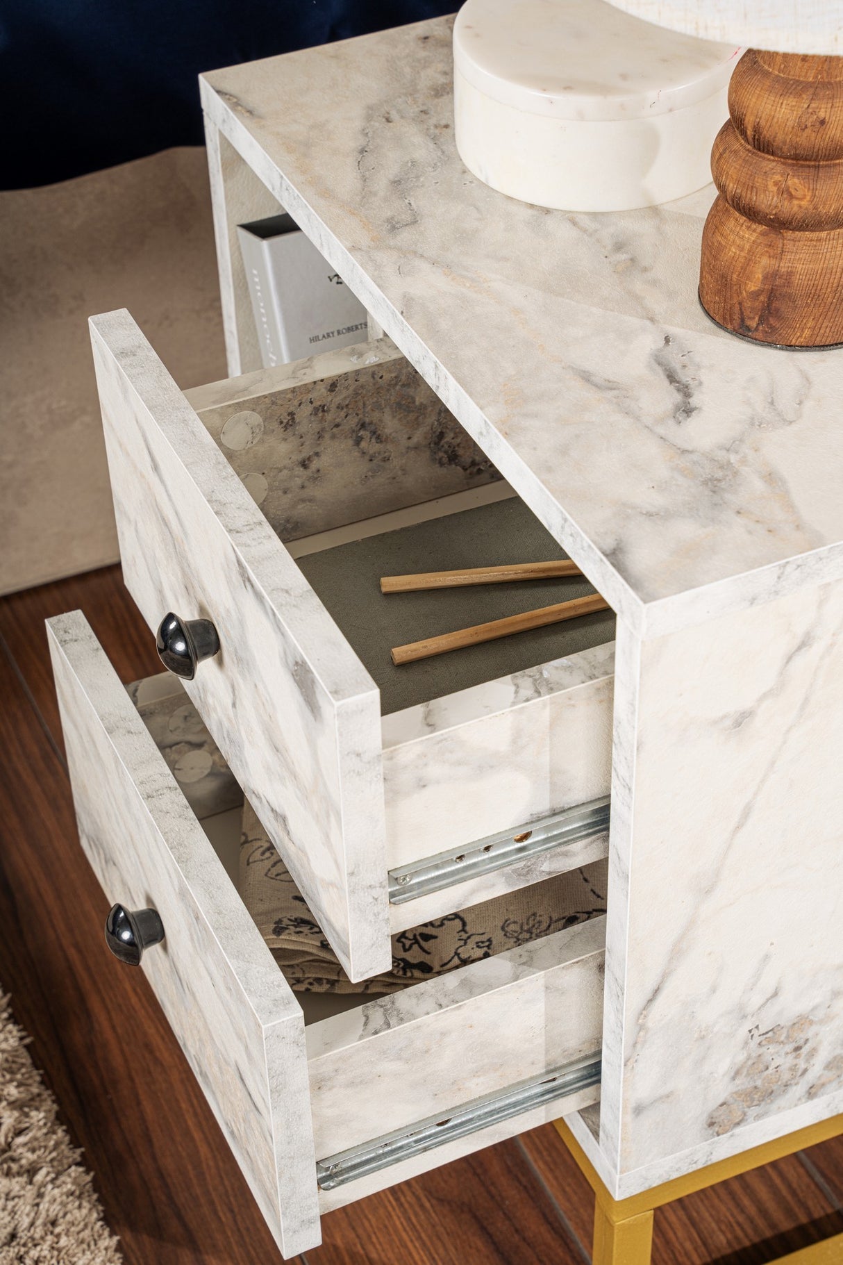 Table de nuit en marbre mélaminé avec cadre doré Pulsar