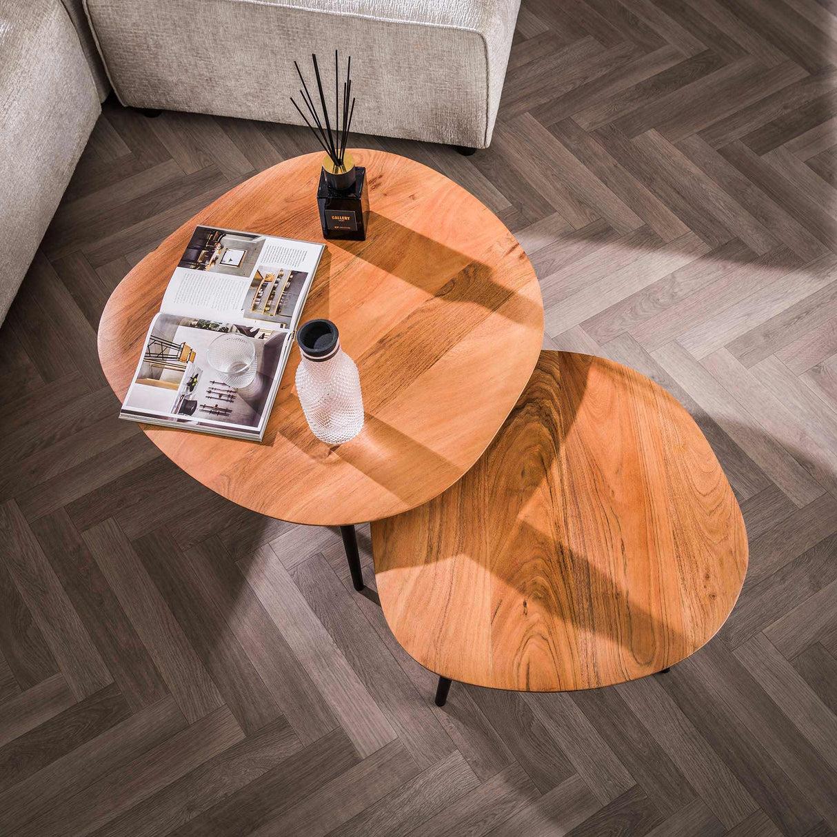 Table basse organique Elvie Set de 2 en bois d'acacia en forme de galet