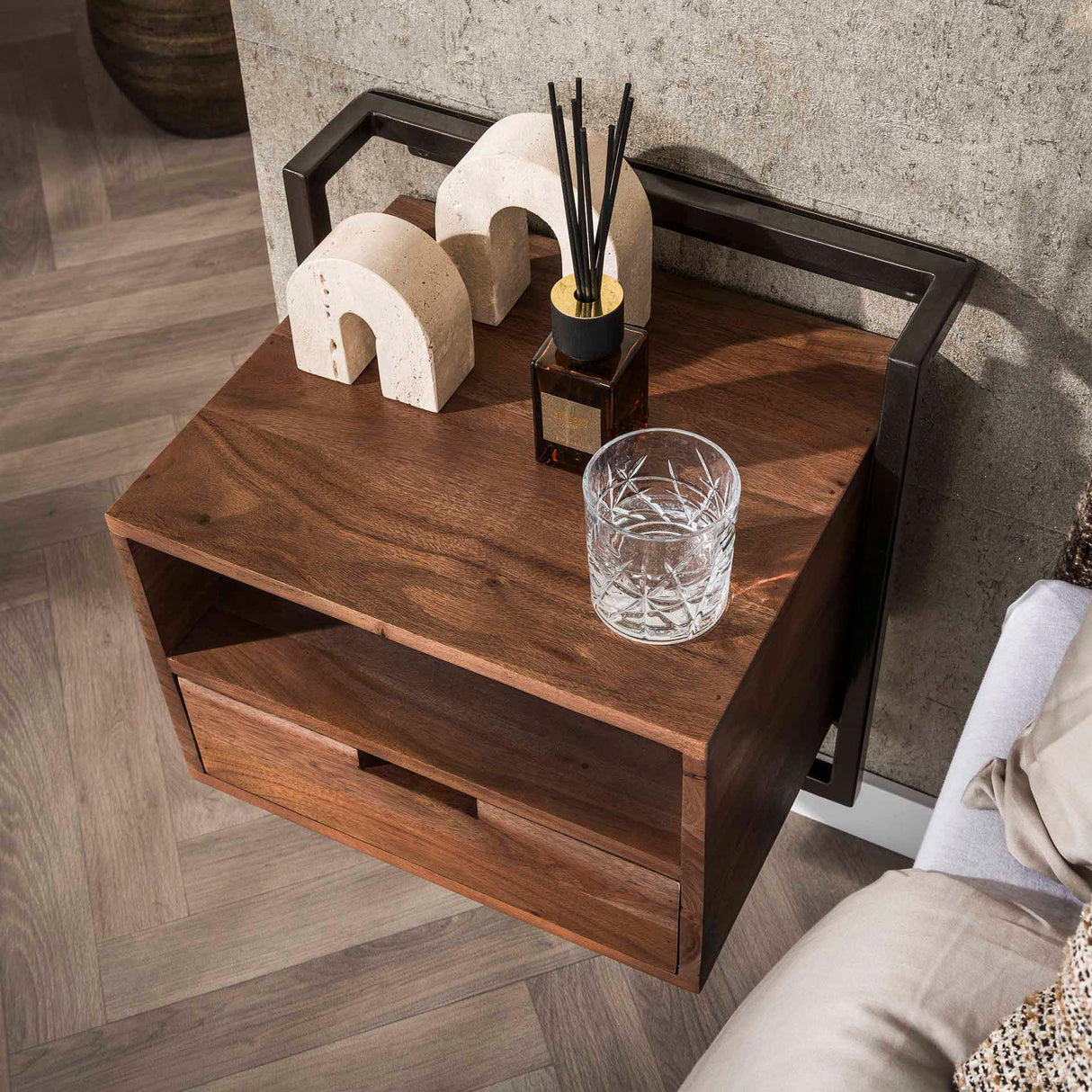 Table de chevet industrielle flottante Naomi Boîte ouverte en bois d'acacia Marron Drift