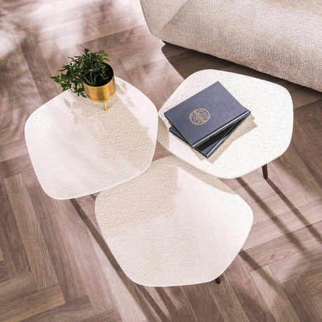Ensemble Sylas de 3 tables basses pentagonales en marbre blanc et bronze