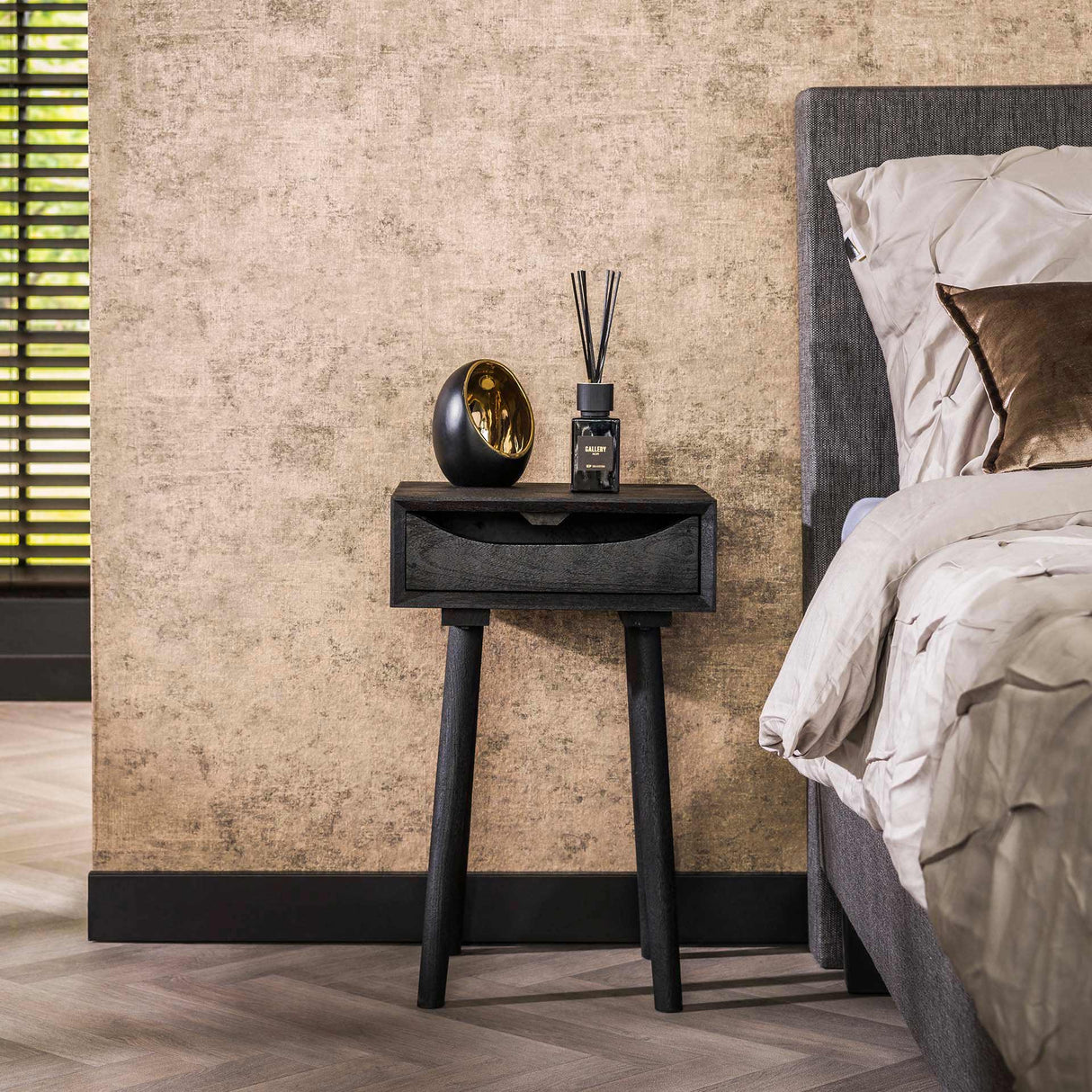 Table de nuit Davey en bois d'acacia noir avec tiroir et encoche