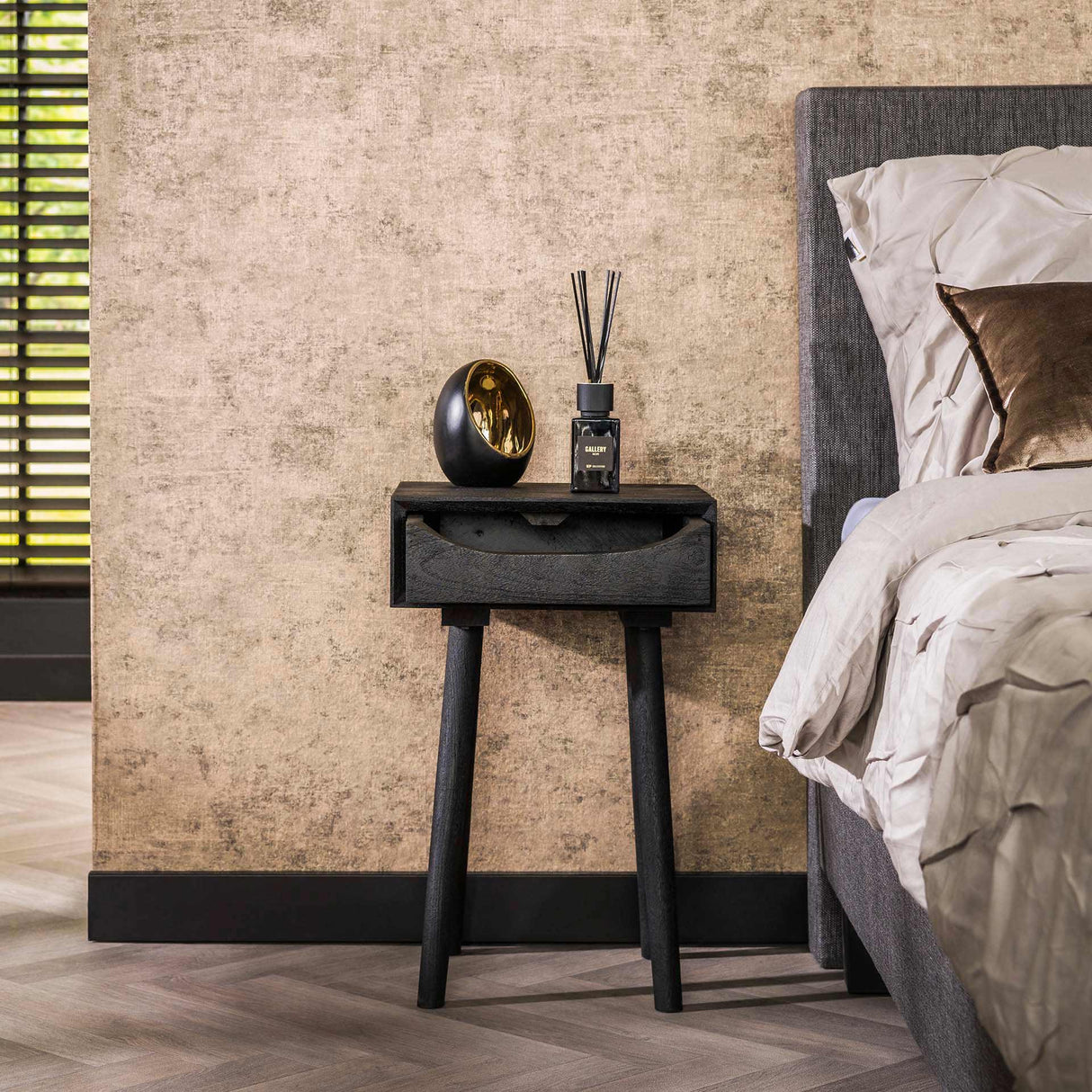 Table de nuit Davey en bois d'acacia noir avec tiroir et encoche