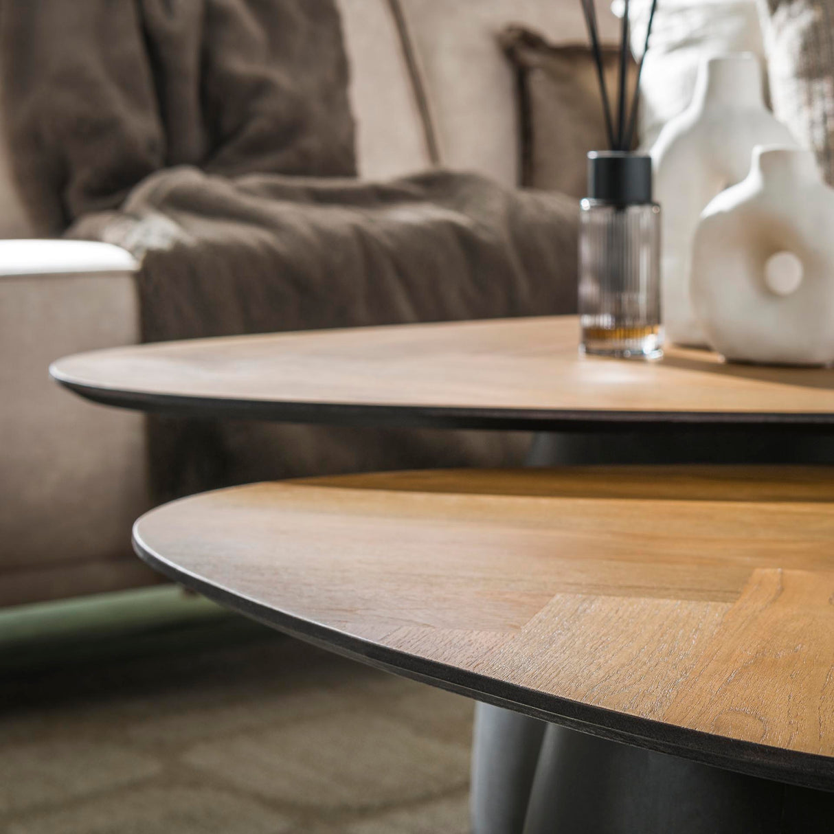 Ensemble de 2 tables basses en chevrons Elva en teck - cadre en métal