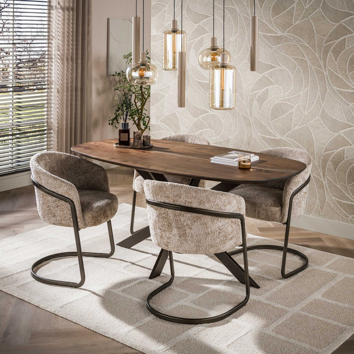 Table à manger ovale danoise en bois d'acacia massif marron noyer Tavon 180x95 cm
