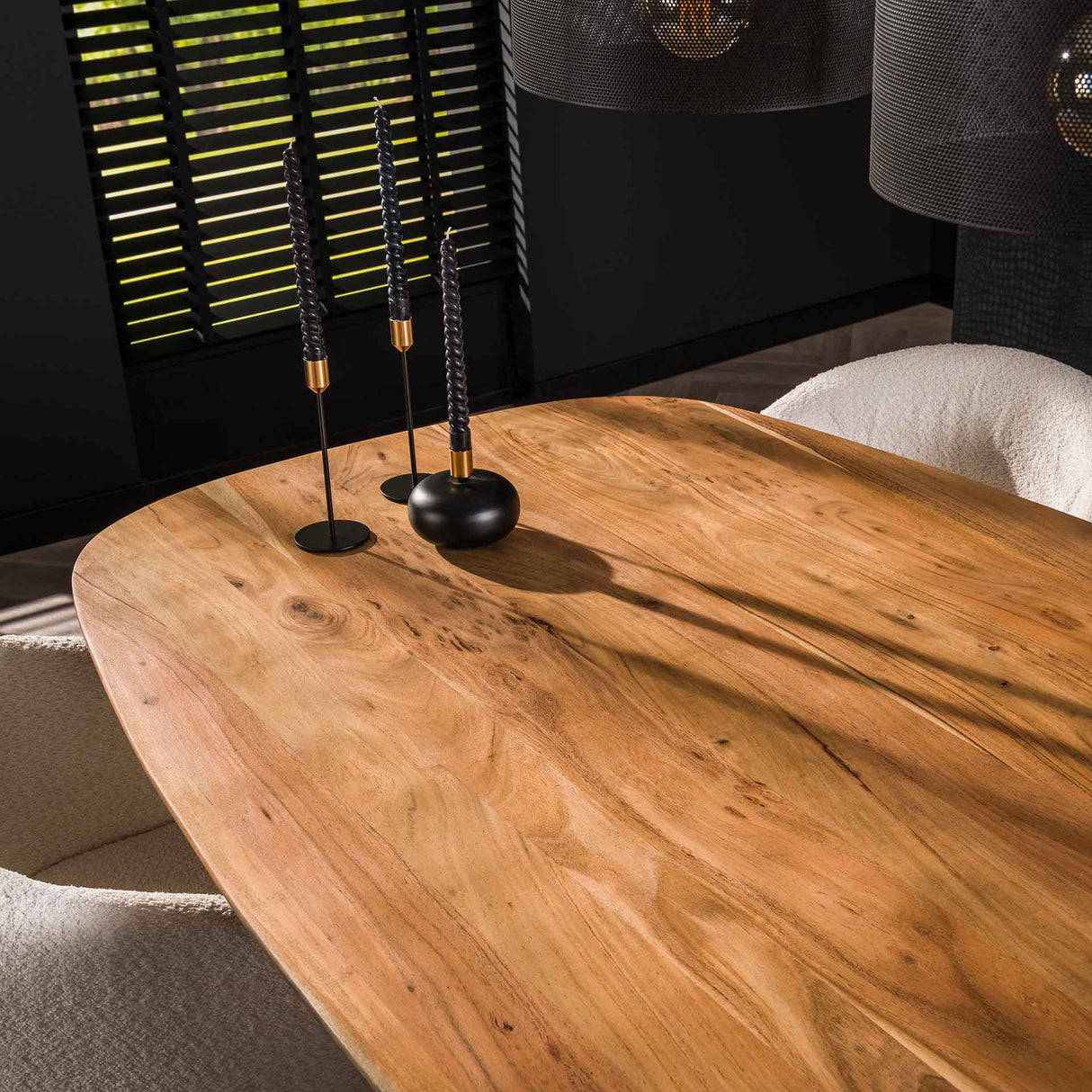 Table à manger ovale danoise Tavon en bois d'acacia 180x95 cm