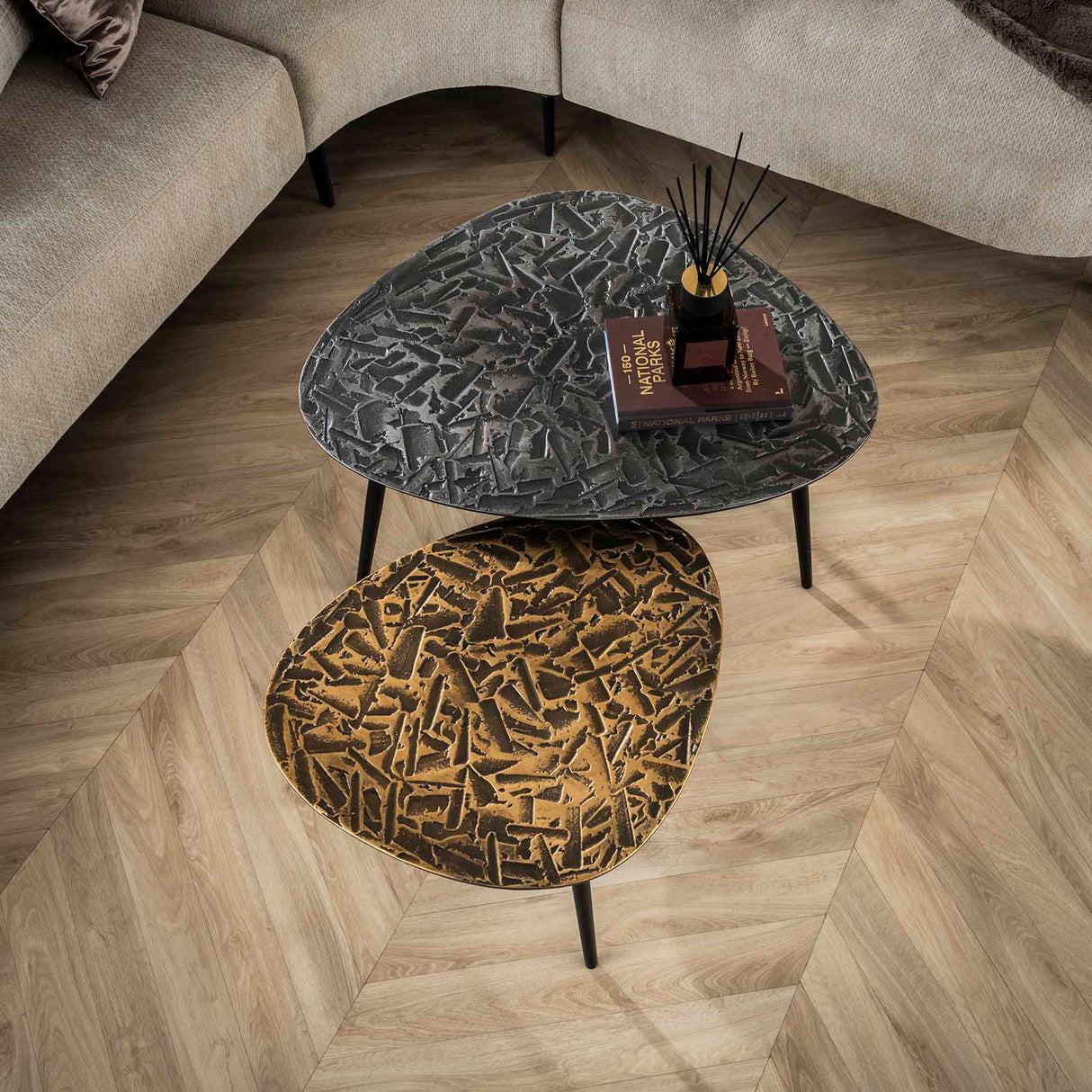 Ensemble de tables basses Marlo 2, en forme de triangle, patine argent antique en bronze