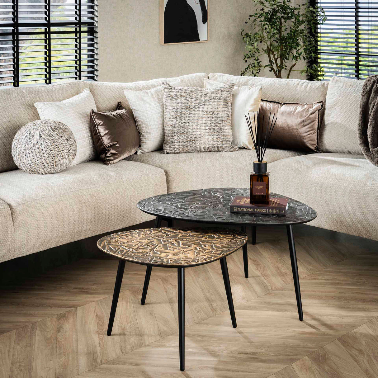 Ensemble de tables basses Marlo 2, en forme de triangle, patine argent antique en bronze