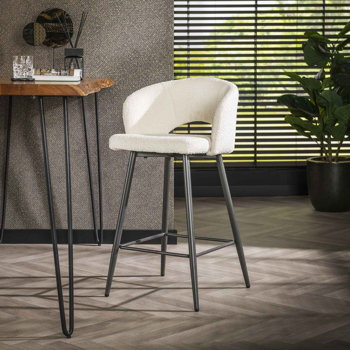 Tabouret de bar moderne blanc Alba en tissu bouclé