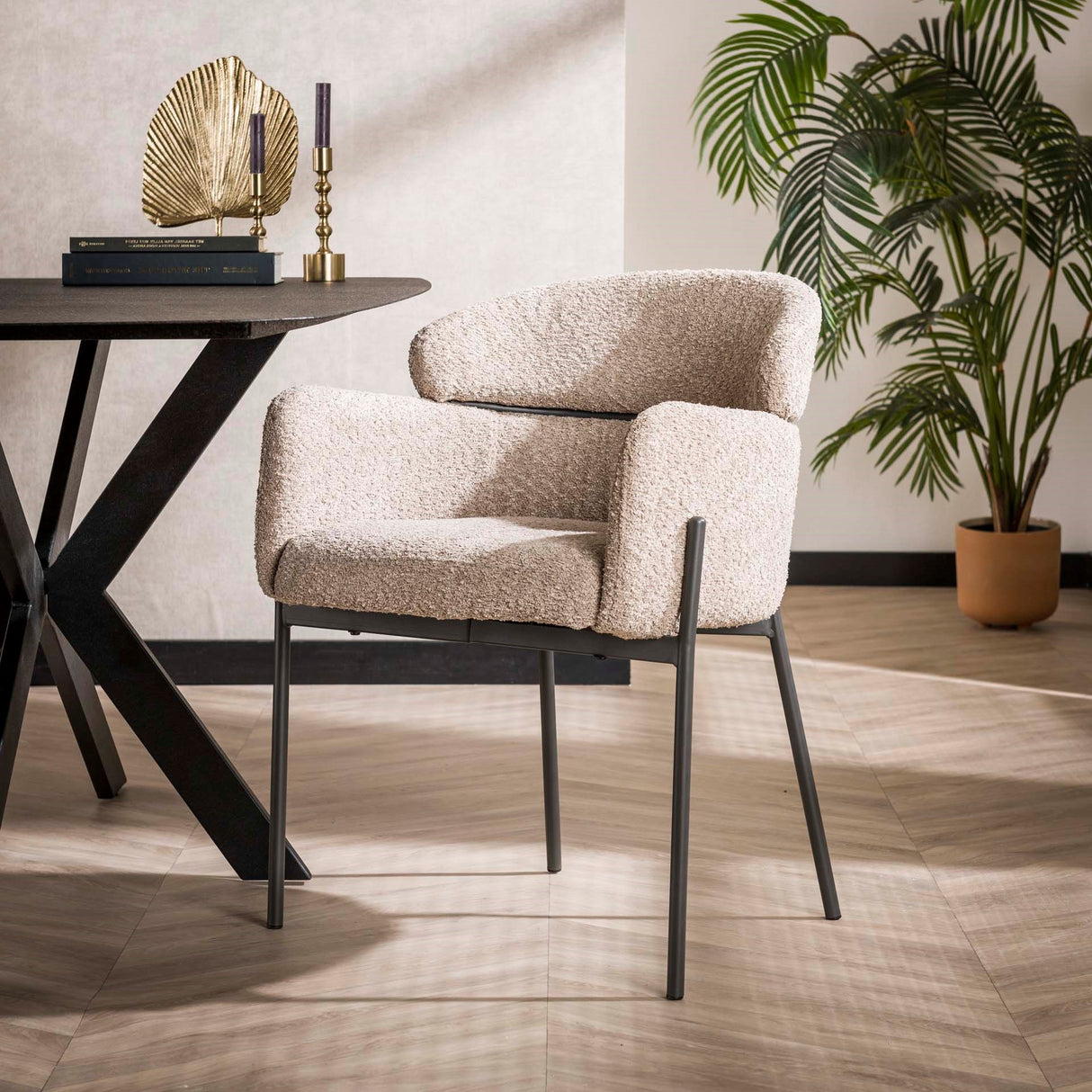 Chaise de salle à manger Lola Bouclé en tissu beige avec dossier rond et bras