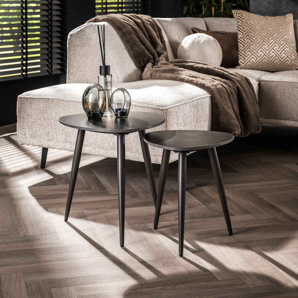 Ensemble de 2 tables d'appoint Sophie triangulaires en céramique avec effet marbre noir