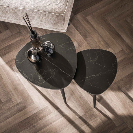 Ensemble de 2 tables d'appoint Sophie triangulaires en céramique avec effet marbre noir
