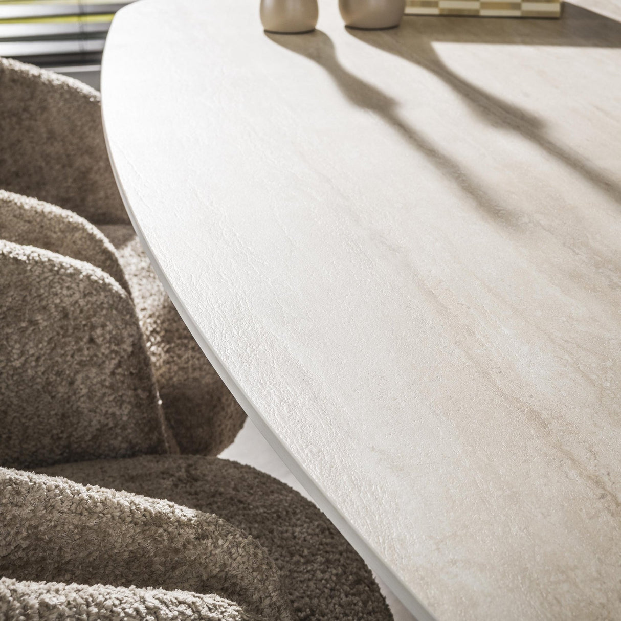 Eettafels - Deens Ovaal Eettafel Jimi 215 cm 3D Keramiek Travertin - Dimehouse