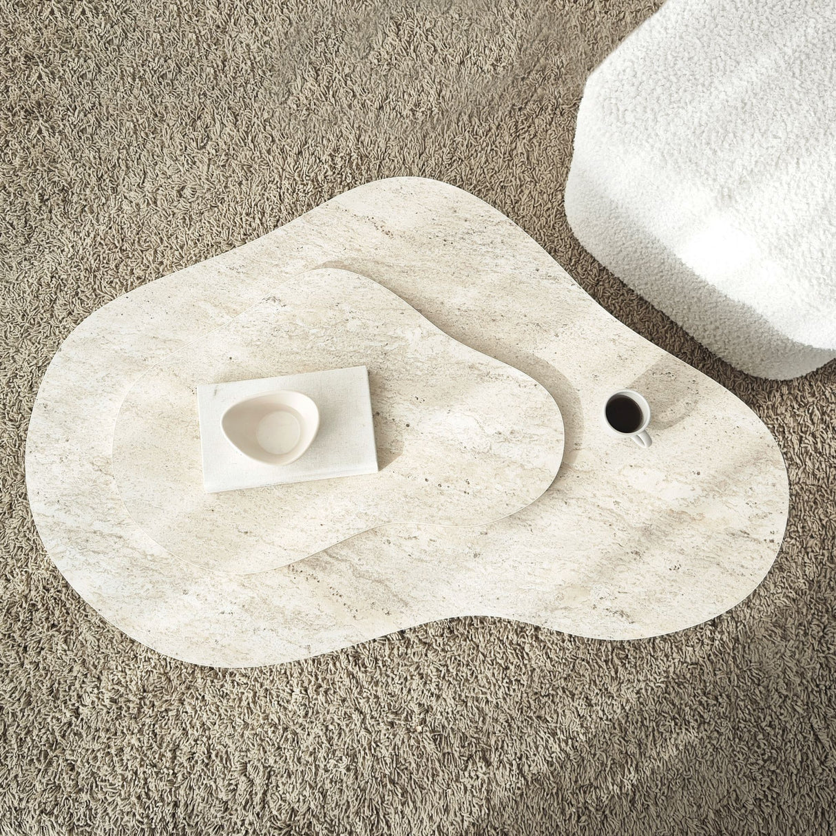 Table basse organique en travertin look marbre Melta - 105x65 cm