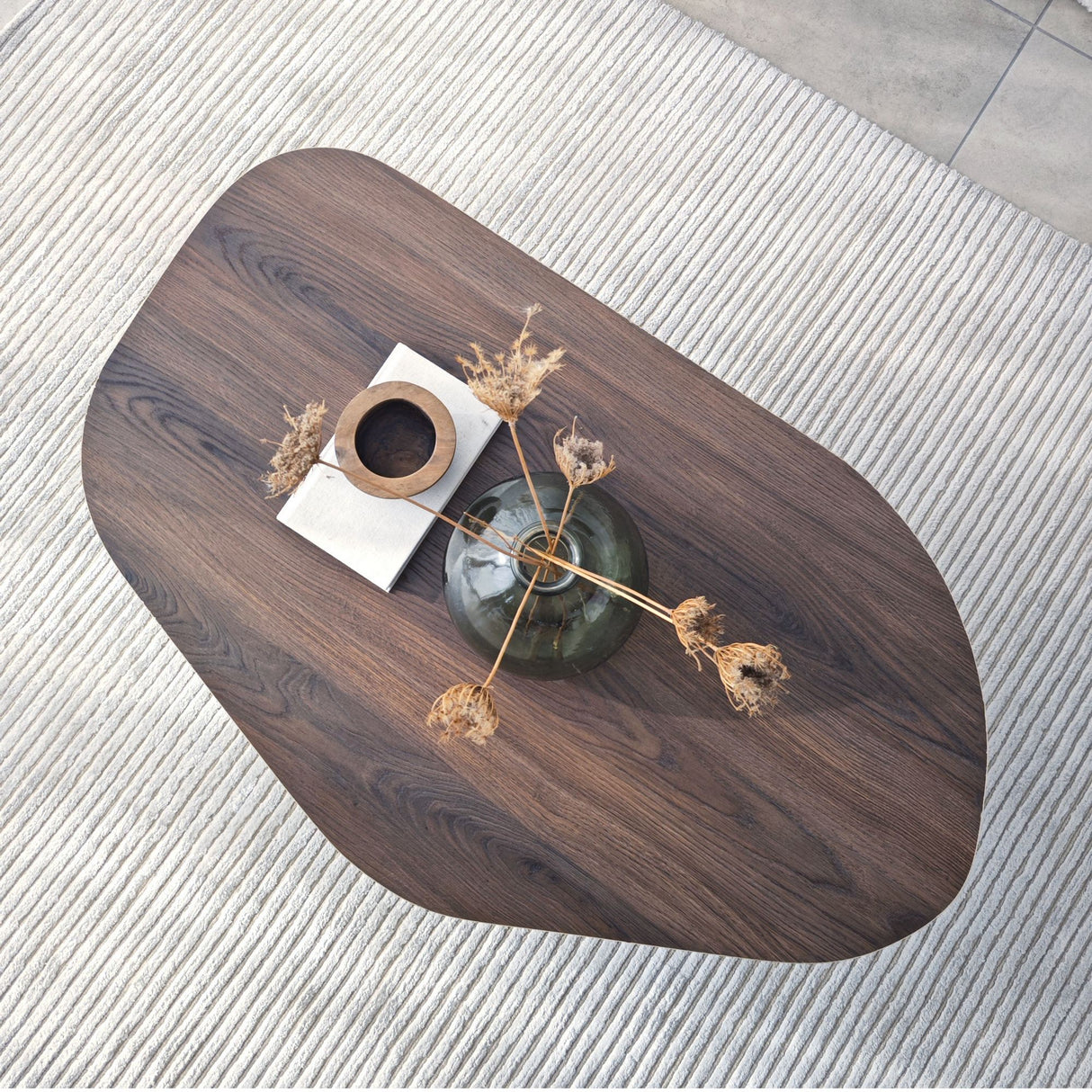 Table basse organique en noyer avec étagère en mélamine - 105x65 cm