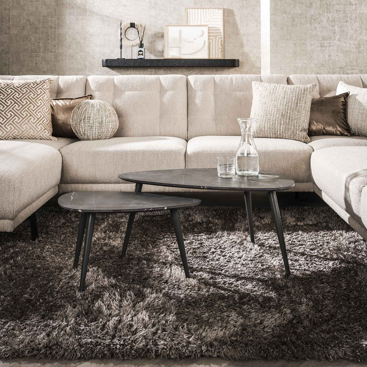 Ensemble de tables basses en forme de galets de 2 Conner aspect céramique gris