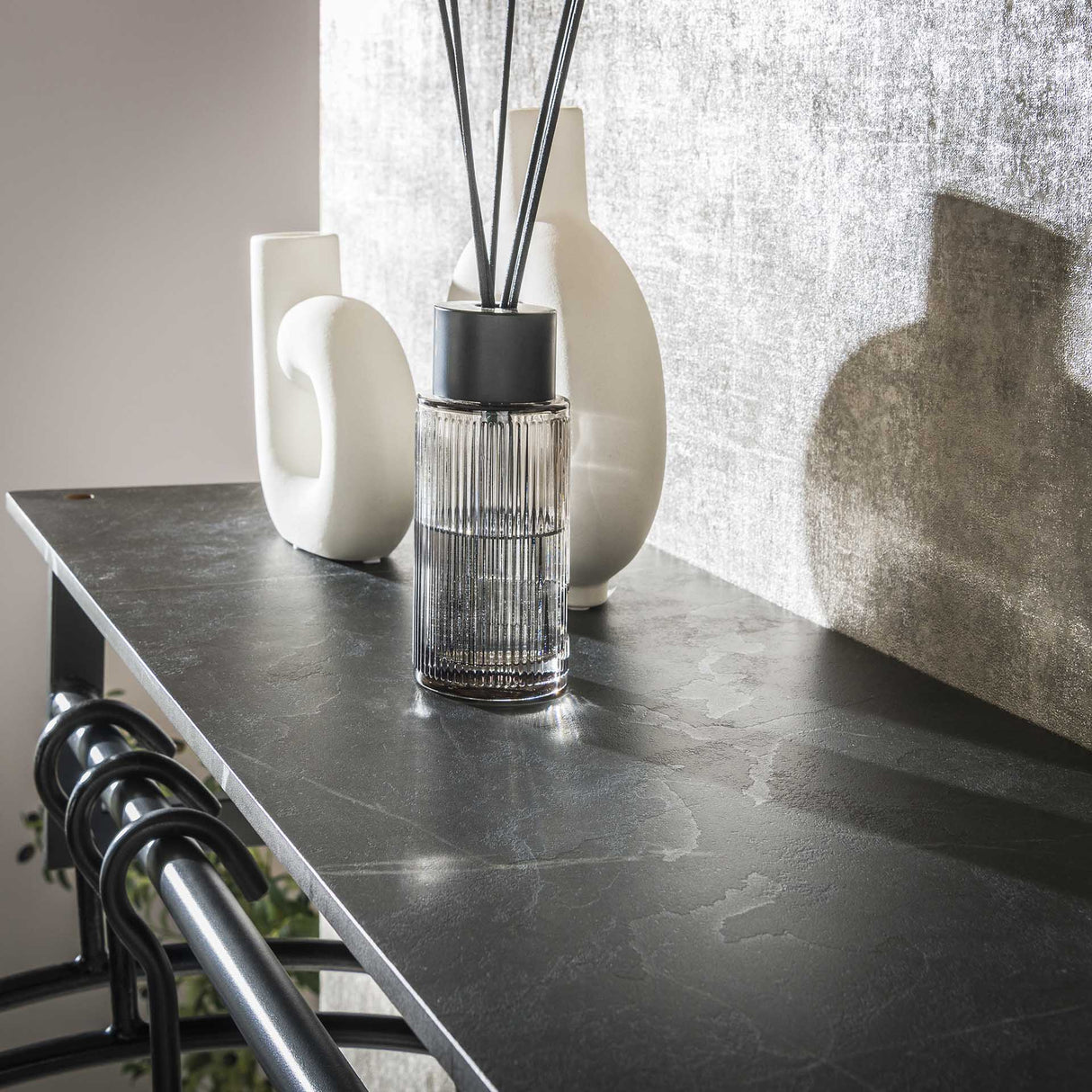 Porte-manteau Kris 12 crochets Noir - Avec barre et étagère à chapeaux