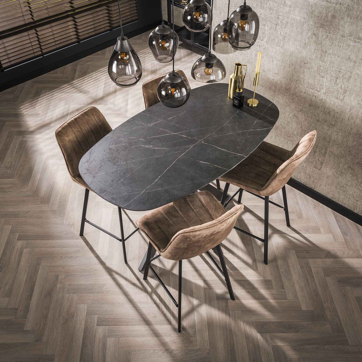 Table ovale en bois de cerf Iris 140x80 cm avec pied en étoile aspect céramique