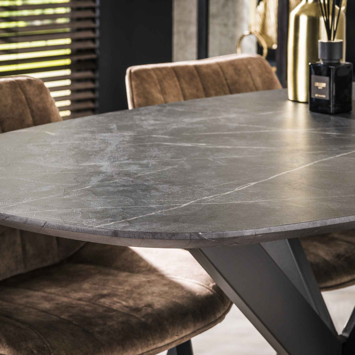 Table ovale en bois de cerf Iris 140x80 cm avec pied en étoile aspect céramique