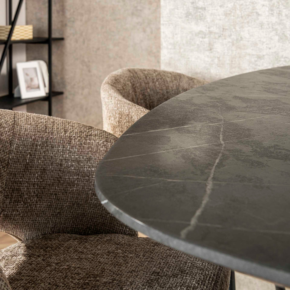 Table ovale en bois de cerf Iris 140x80 cm avec pied en étoile aspect céramique