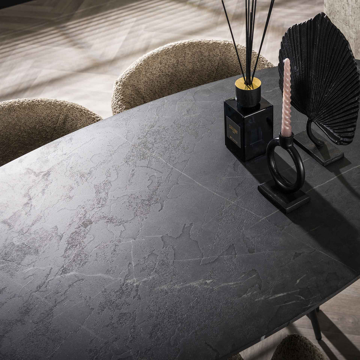 Table ovale en teck Jade 140 cm Noir aspect céramique