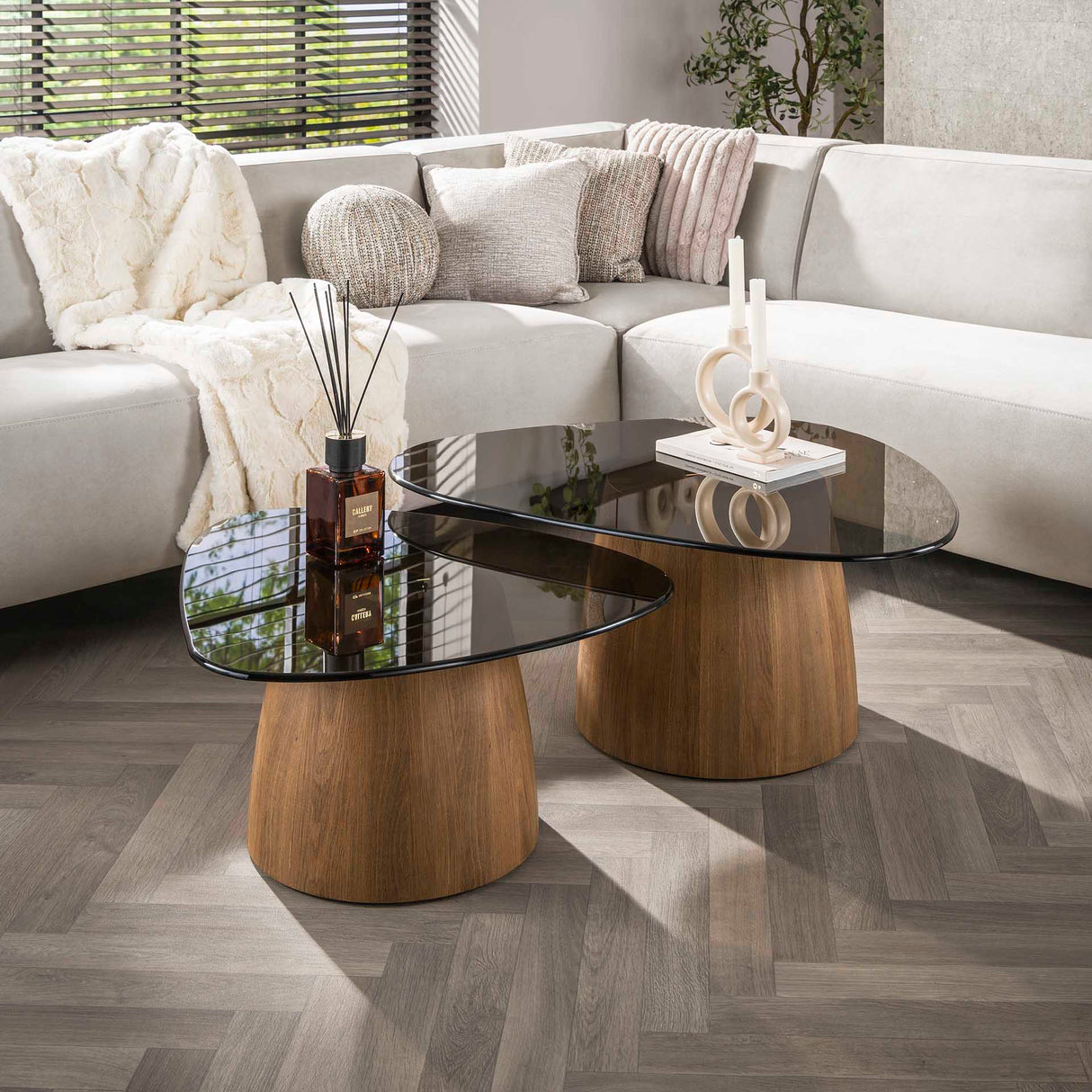 Ensemble de 2 tables basses triangulaires Marea en bronze et verre 91x71 cm