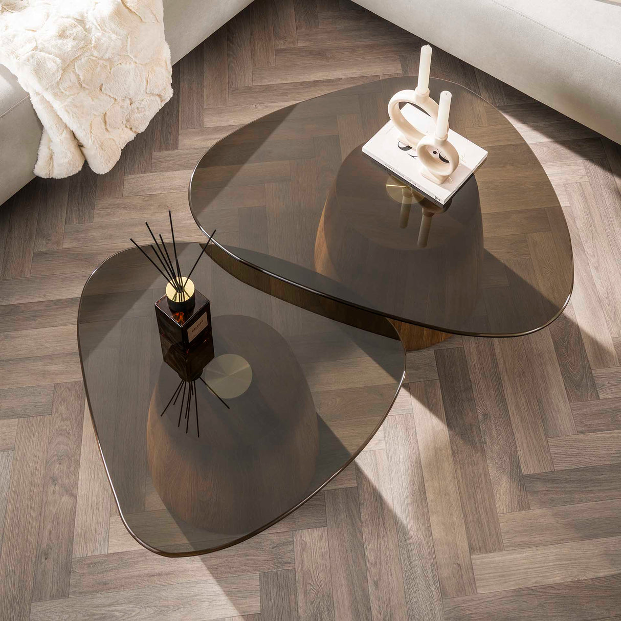 Ensemble de 2 tables basses triangulaires Marea en bronze et verre 91x71 cm