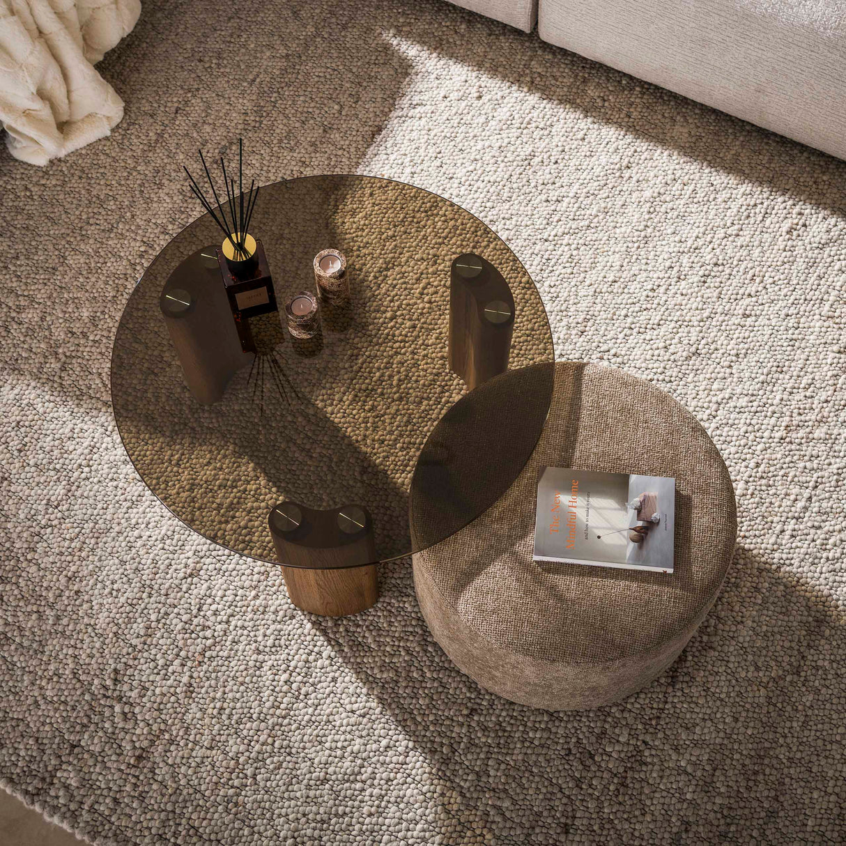Lot de 2 tables basses rondes Thor verre fumé marron et tissu couleur sable