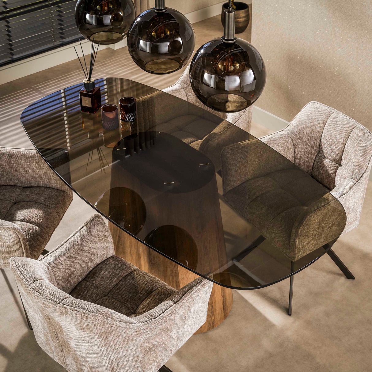 Table à manger ovale danoise verre fumé marron aspect chêne structure Thor 180 cm