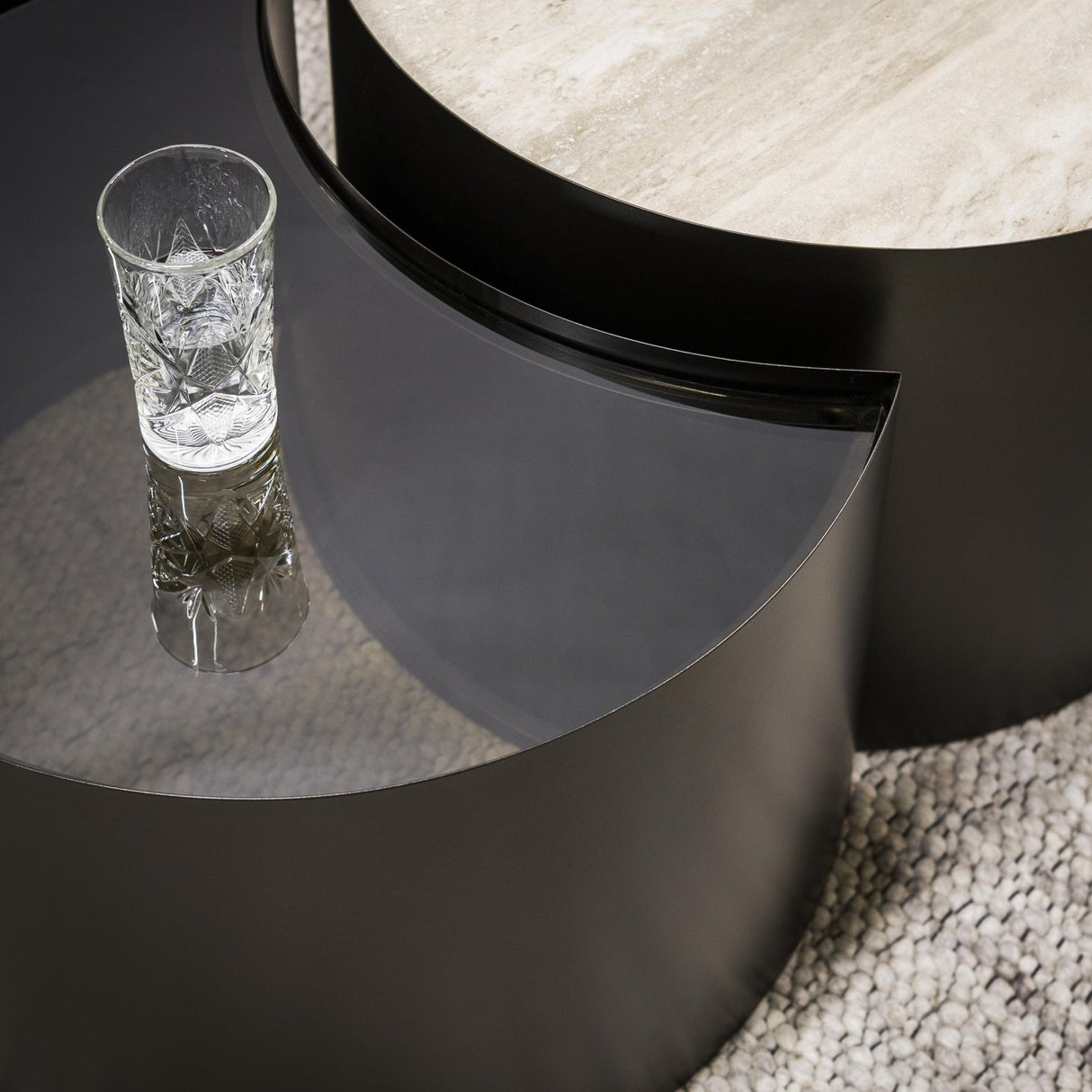 Set de 2 tables basses Moony – structure métal & céramique aspect travertin et verre