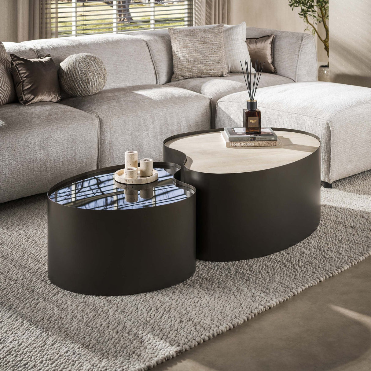 Set de 2 tables basses bio Moony – structure métal & céramique aspect travertin et verre