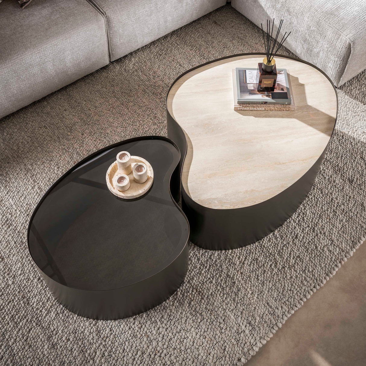 Set de 2 tables basses bio Moony – structure métal & céramique aspect travertin et verre