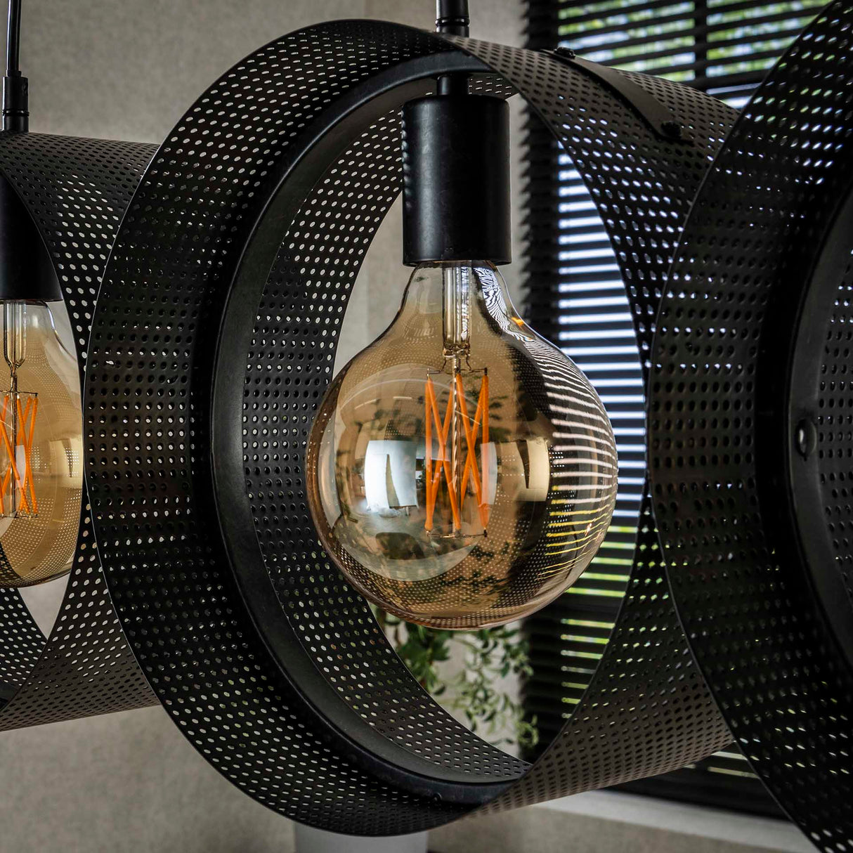 Suspension Fons 4 lumières anneaux métal noir