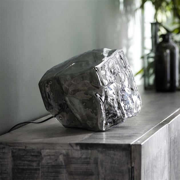 Lampe de table Rocks DH Intérieur Chromé LxlxH 44x34x34 Verre Photo d'ambiance vue de face diagonale