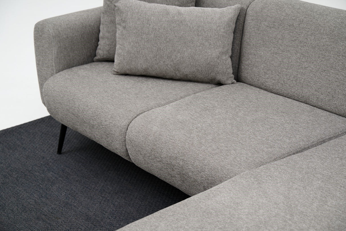 Canapé d'angle tissu gris - Pieds hauts fins - Intérieur uni - 252 x 155 cm - Côté