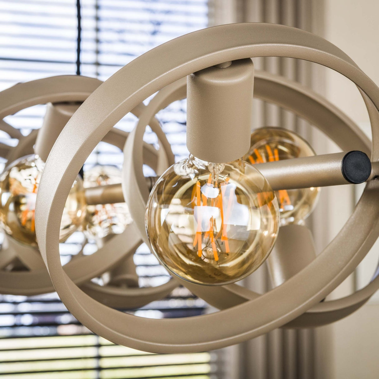 Lampe suspendue 8 lumières en métal beige ronde Otan