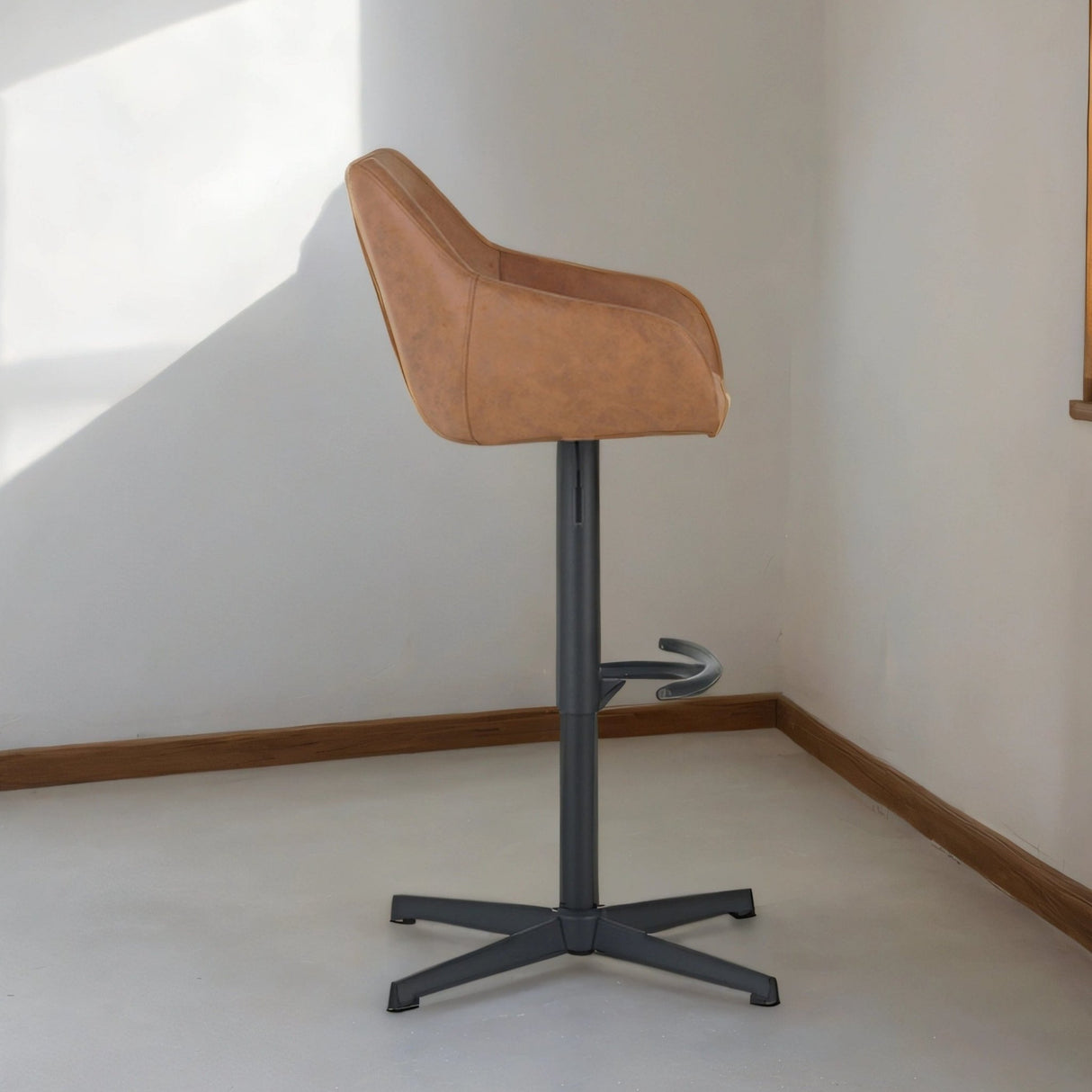 Venom Tabouret de Bar Cognac en Éco-cuir - Chaise de Bar Réglable Pivotante avec Accoudoirs