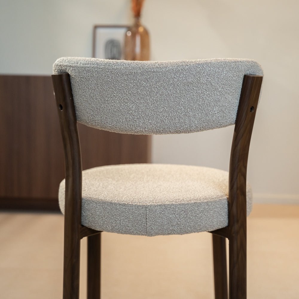 Chaises de salle à manger-Chaise de salle à manger bouclé couleur sable Aiko - structure aspect noyer - Japandi-Dimehouse