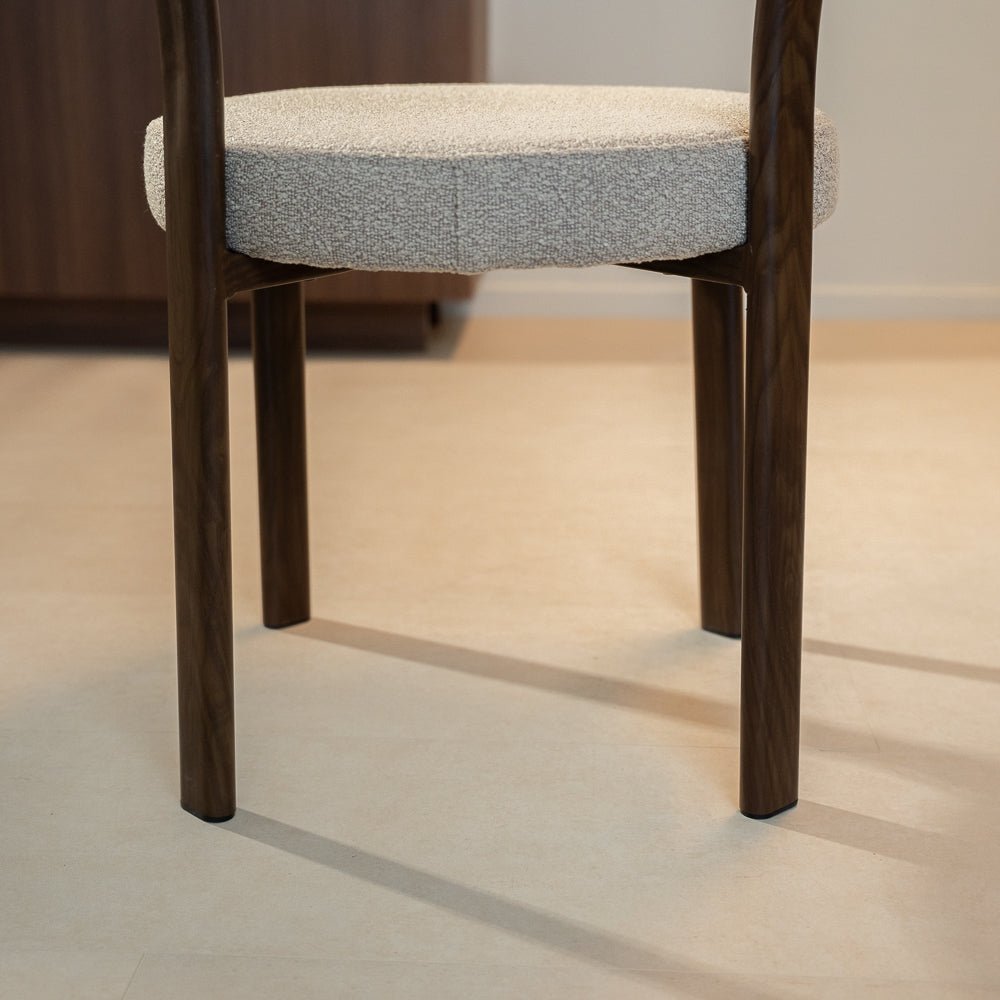 Chaises de salle à manger-Chaise de salle à manger bouclé couleur sable Aiko - structure aspect noyer - Japandi-Dimehouse