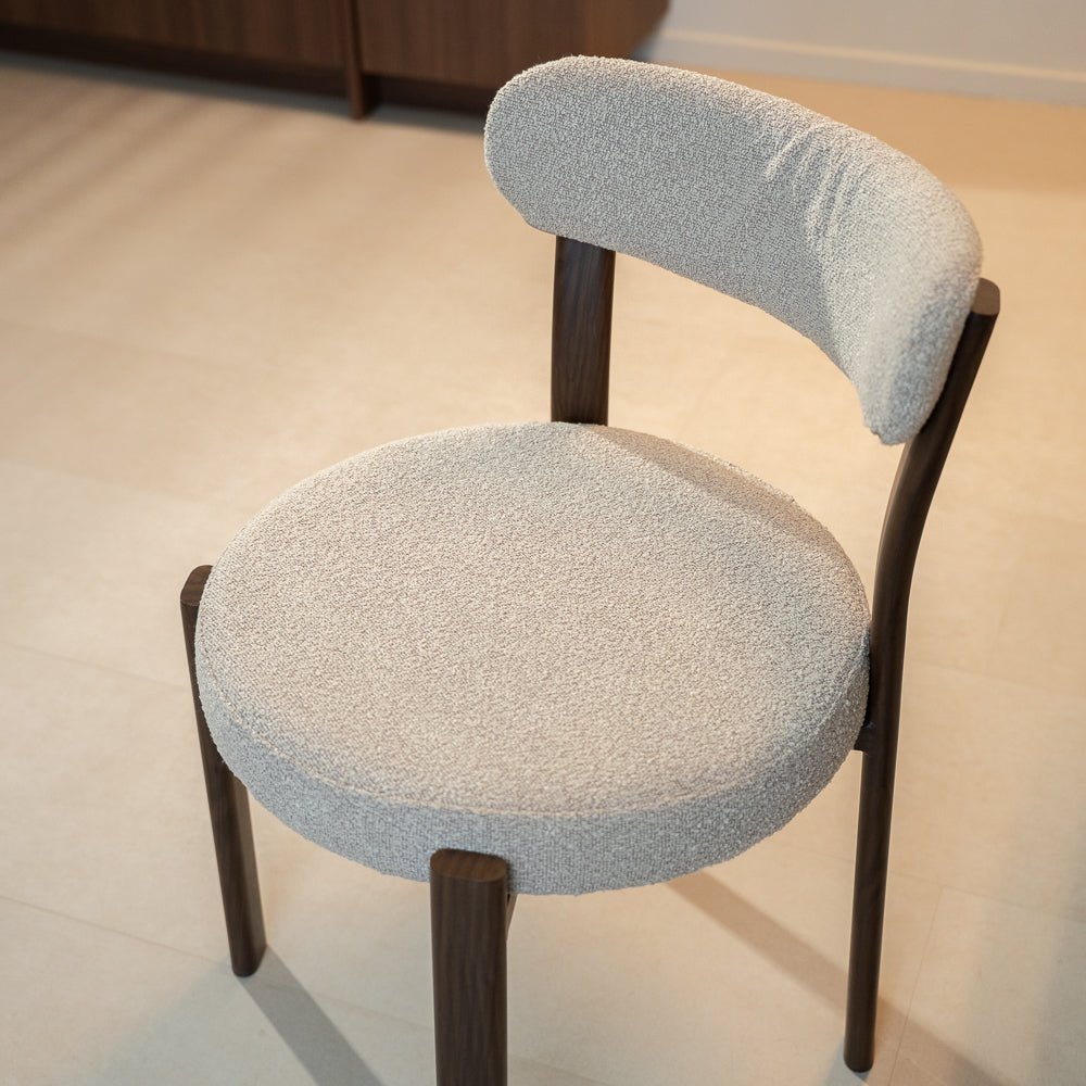 Chaises de salle à manger-Chaise de salle à manger bouclé couleur sable Aiko - structure aspect noyer - Japandi-Dimehouse