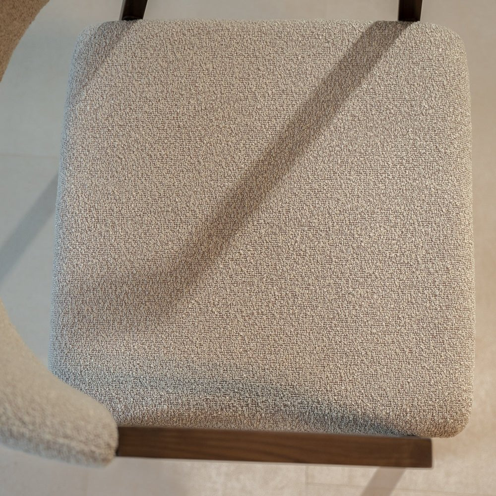 Chaises de salle à manger-Chaise de salle à manger japonaise couleur sable bouclé Kyo - structure en noyer - avec accoudoir-Dimehouse