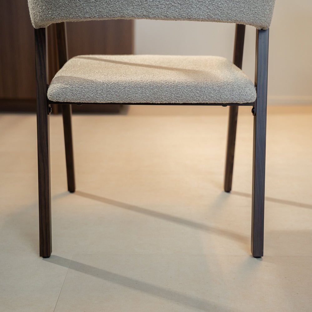 Chaises de salle à manger-Chaise de salle à manger japonaise couleur sable bouclé Kyo - structure en noyer - avec accoudoir-Dimehouse